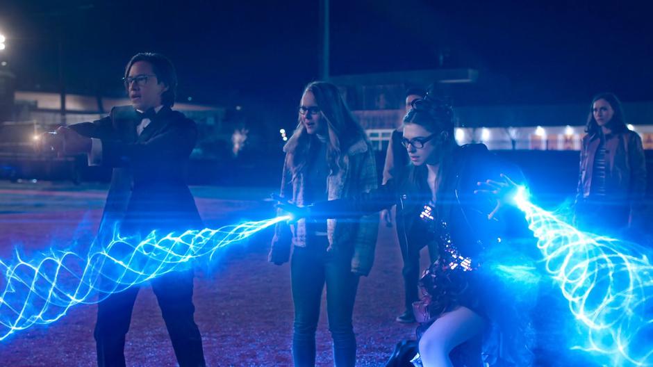 Kara, Kenny, and Alex watch as Brainy and Nia use their powers to hide their ship.