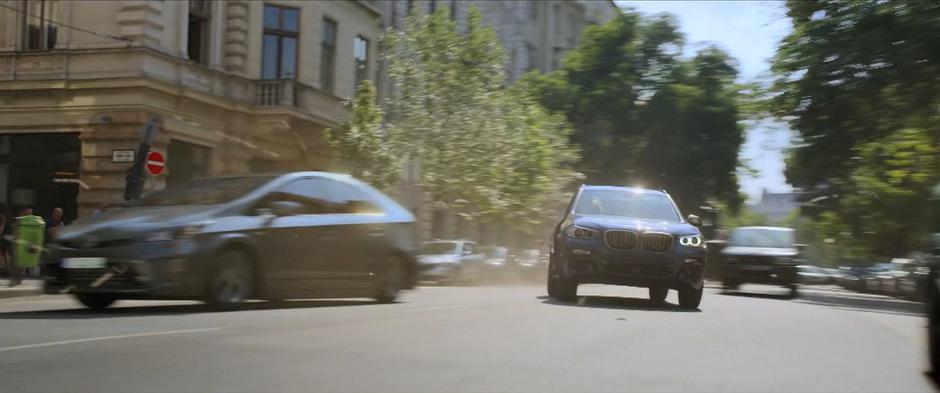 Natasha and Yelena weave through traffic while trying to keep ahead of the armored vehicle.