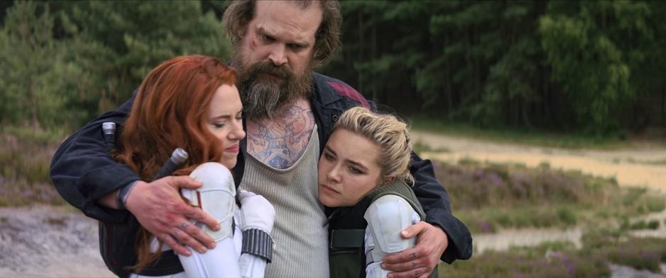 Alexei awkwardly hugs Natasha and Yelena.