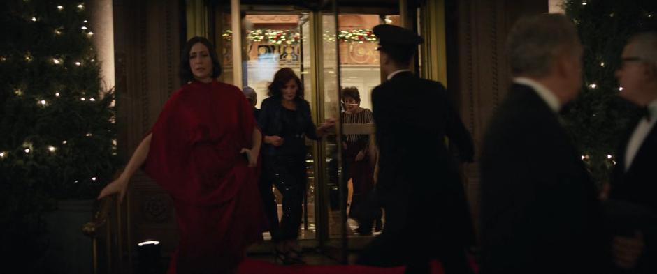 Eleanor and others run out of the hotel in the panic.