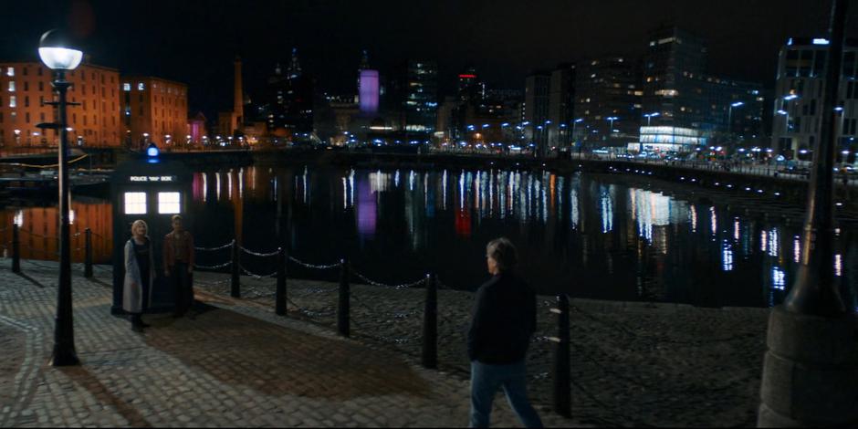 Dan approaches the TARDIS where the Doctor and Yaz are waiting.