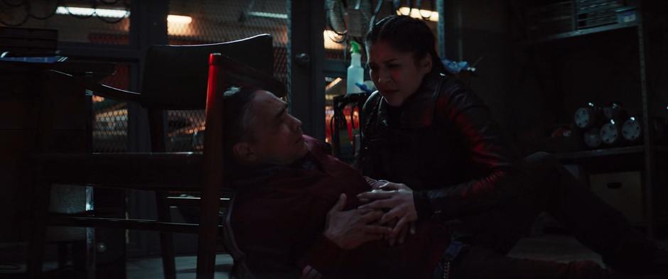 Maya kneels over her dying father after seeing him stabbed by Ronin.