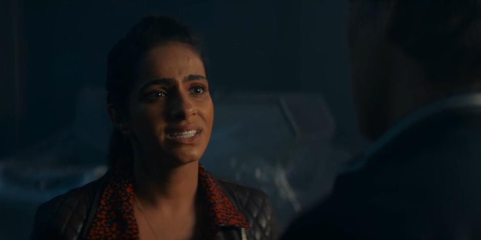 Yaz talks to Dan about her feelings for the Doctor.