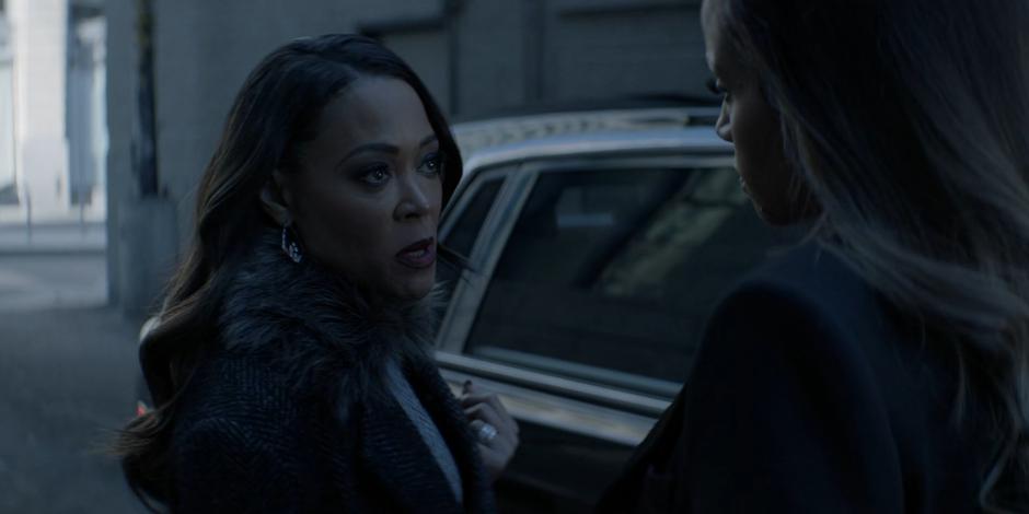 Jada tells off Sophie as her towncar arrives.