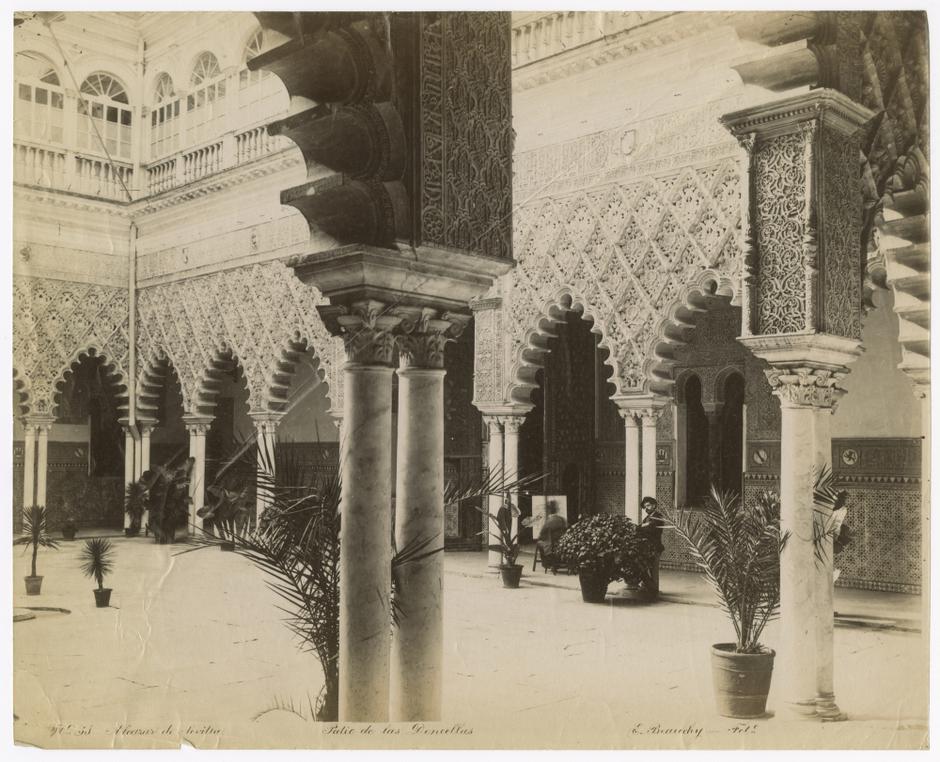 Photograph of Patio de las Doncellas sometime between 1870 and 1899.