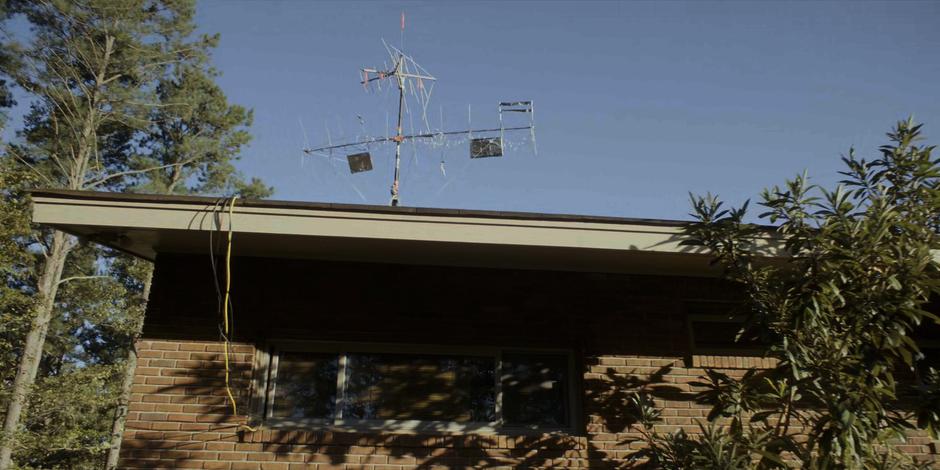 A wire runs out of Dustin's bedroom window to Cerebro sitting on the roof.