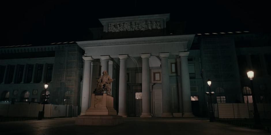 Establishing shot of the front of the museum at night during the heist.