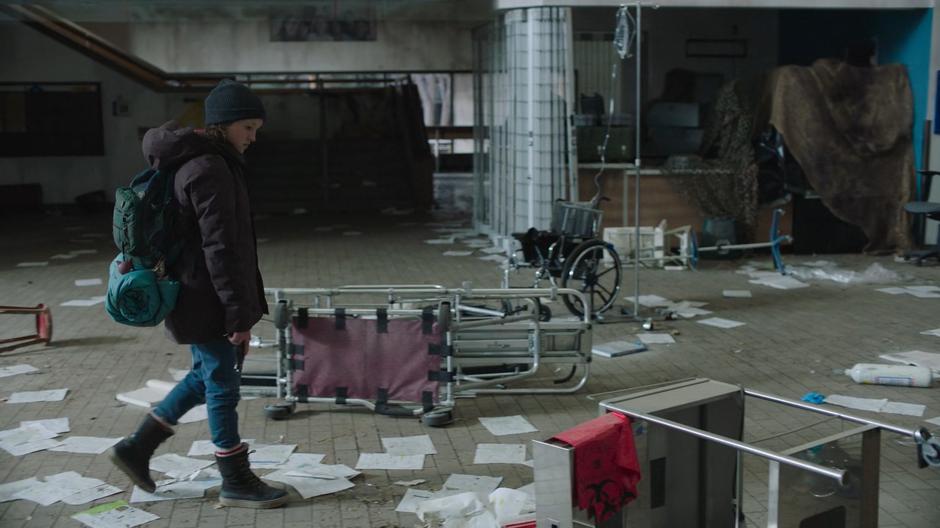 Ellie looks around the abandoned equipment in the lobby.