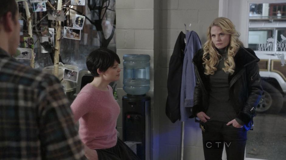Emma tells Mary Margaret and David about finding the heart-in-a-box.