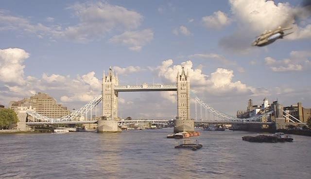 The spacecraft created by the Slitheen flies over Tower Bridge.