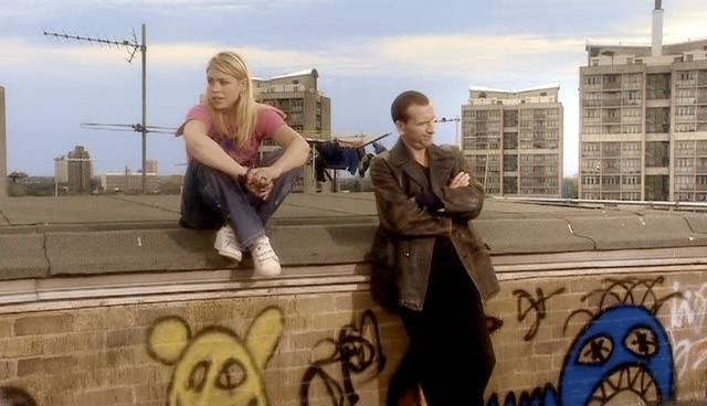 Rose and the Doctor talk about the time difference on the roof of her flat.