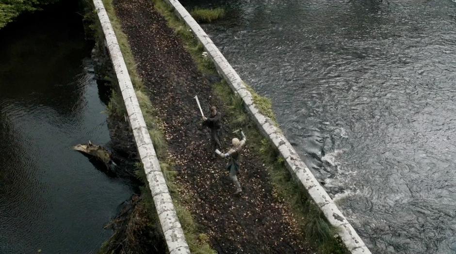 Jaime and Brienne spar atop the bridge.