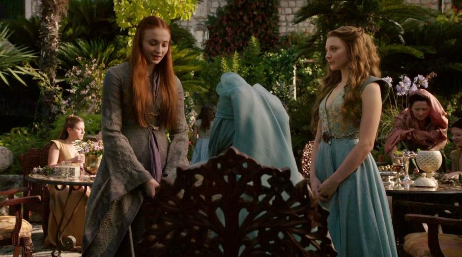 Margaery introduces Sansa to Olenna Tyrell.