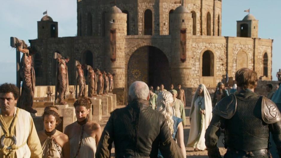 Daenerys, Ser Jorah, and Barristan Selmy walk towards the Palace of the  Good Masters.