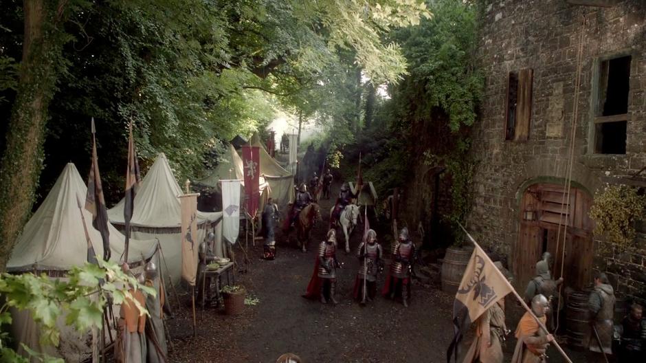 The King's party camps outside the inn.