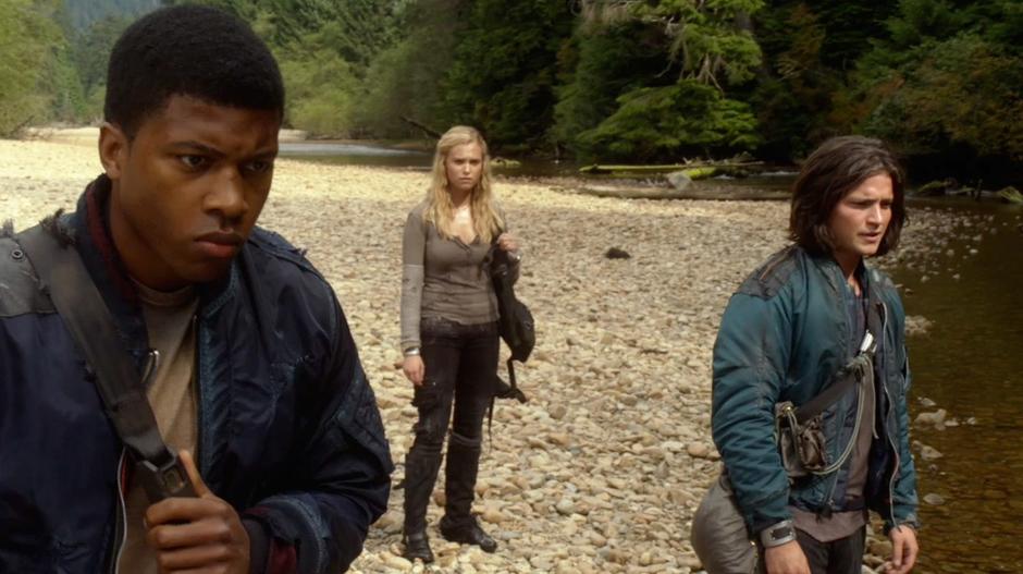 Clarke and Finn tell Wells about the creature that attacked Octavia.