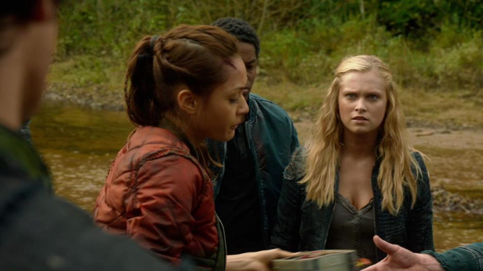 Raven tells Clarke and the others that it will take too long to fix the radio.