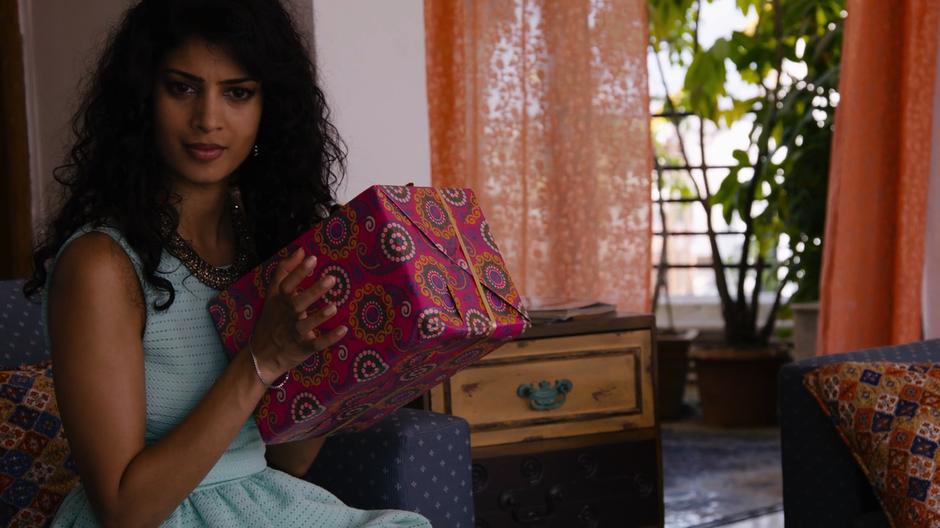 Kala shakes the wedding gift left by Ajay.