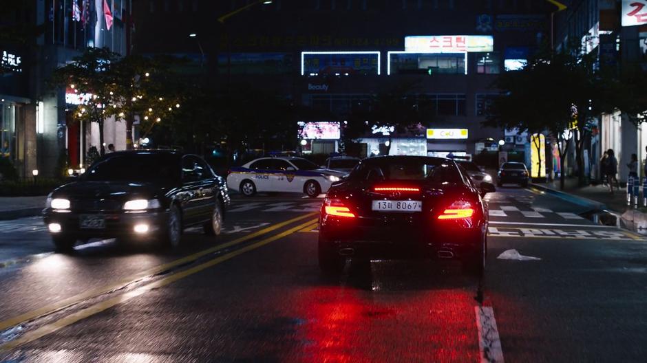 Joong-Ki slows down when the road is blocked.