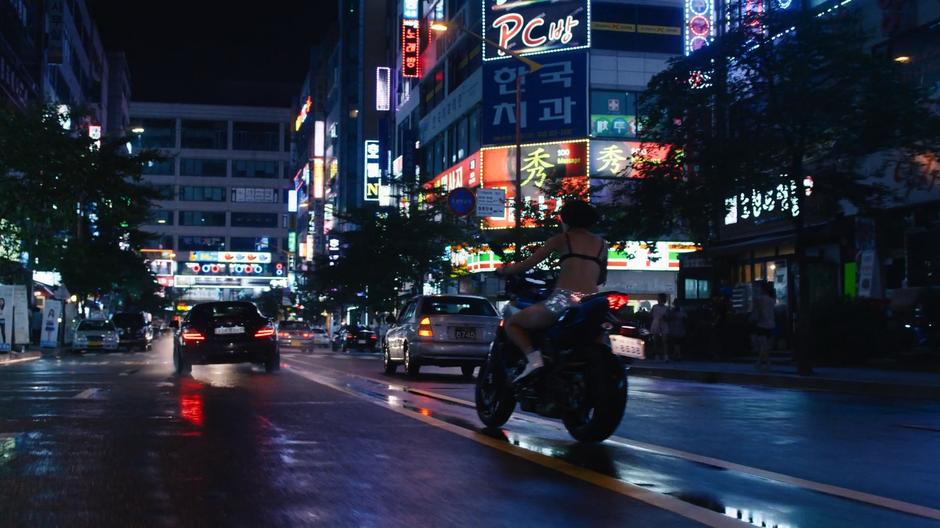 Sun chases down the street after Joong-Ki's car.