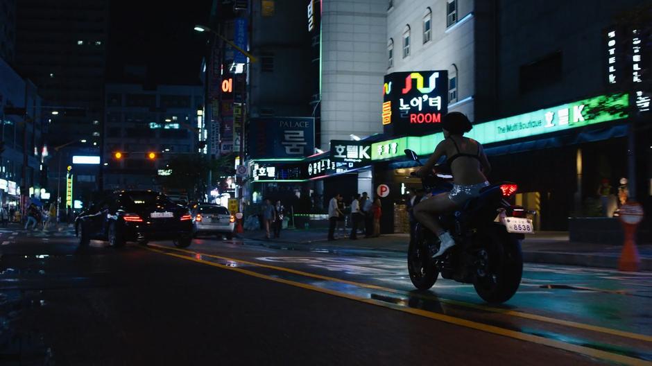 Sun follows Joong-Ki as he approaches the busy intersection.