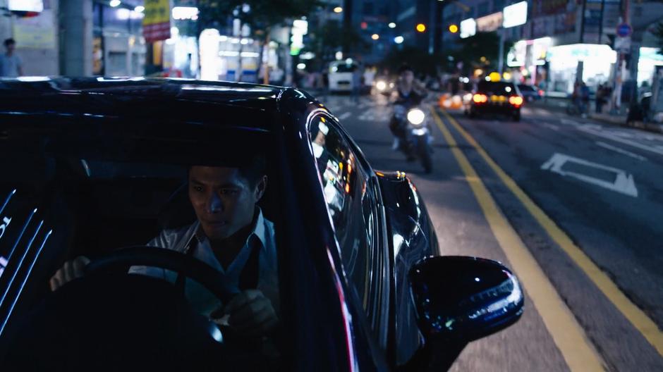 Joong-Ki races down the street followed by Sun after the intersection.