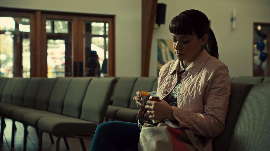 Alison pours the pills she found into the bottle of iced tea.