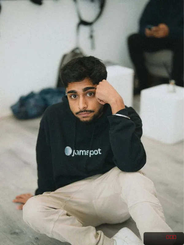 Abison Thevarasa — photo 1