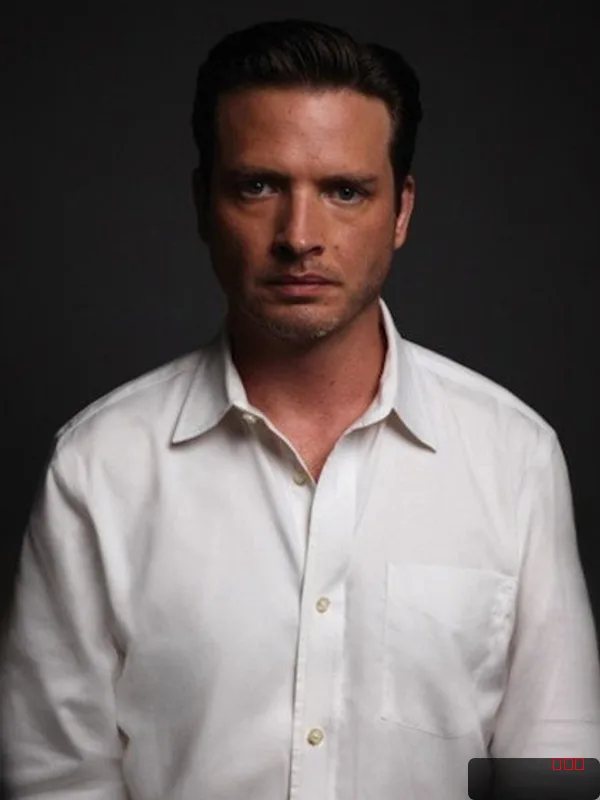 Aden Young — photo 4