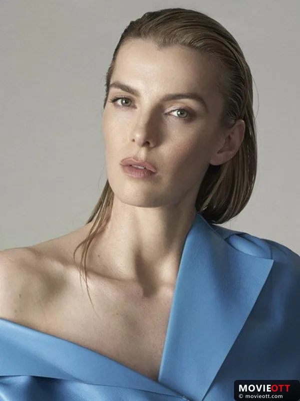 Betty Gilpin — photo 3