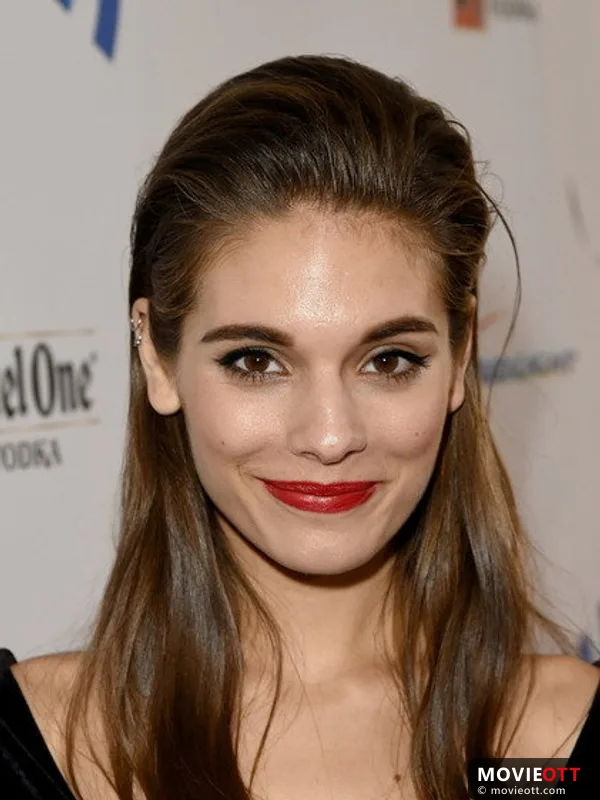 Caitlin Stasey — photo 4