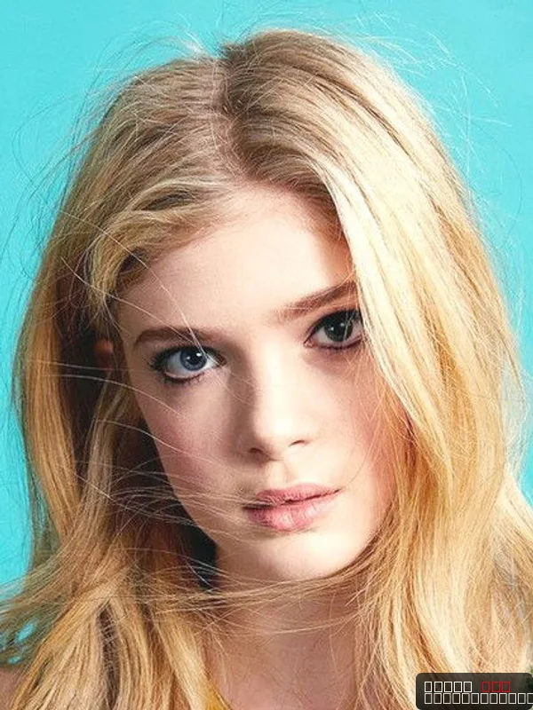 Elena Kampouris — photo 1