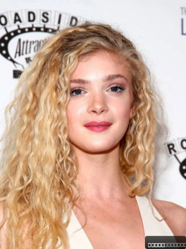 Elena Kampouris — photo 4
