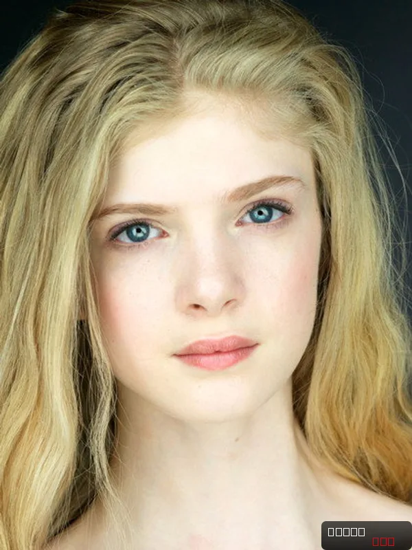 Elena Kampouris — photo 6