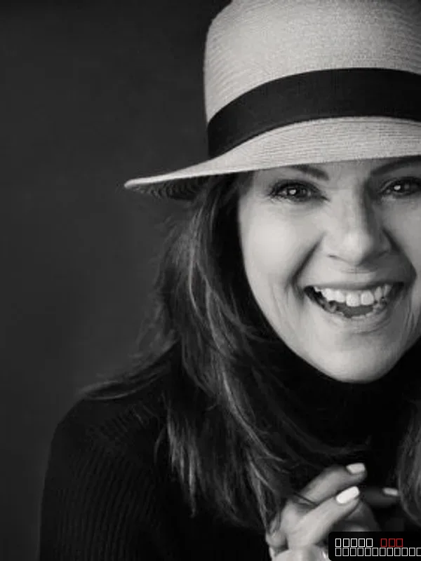 Eva Almos