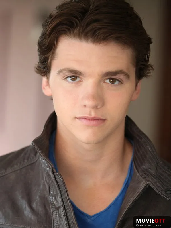 Joel Courtney — photo 3
