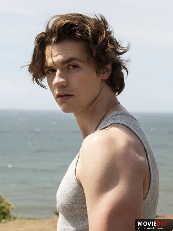 Joel Courtney — photo 4