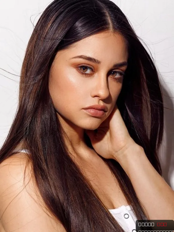 Yvette Monreal — photo 1