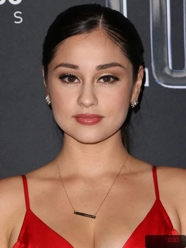 Yvette Monreal — photo 3