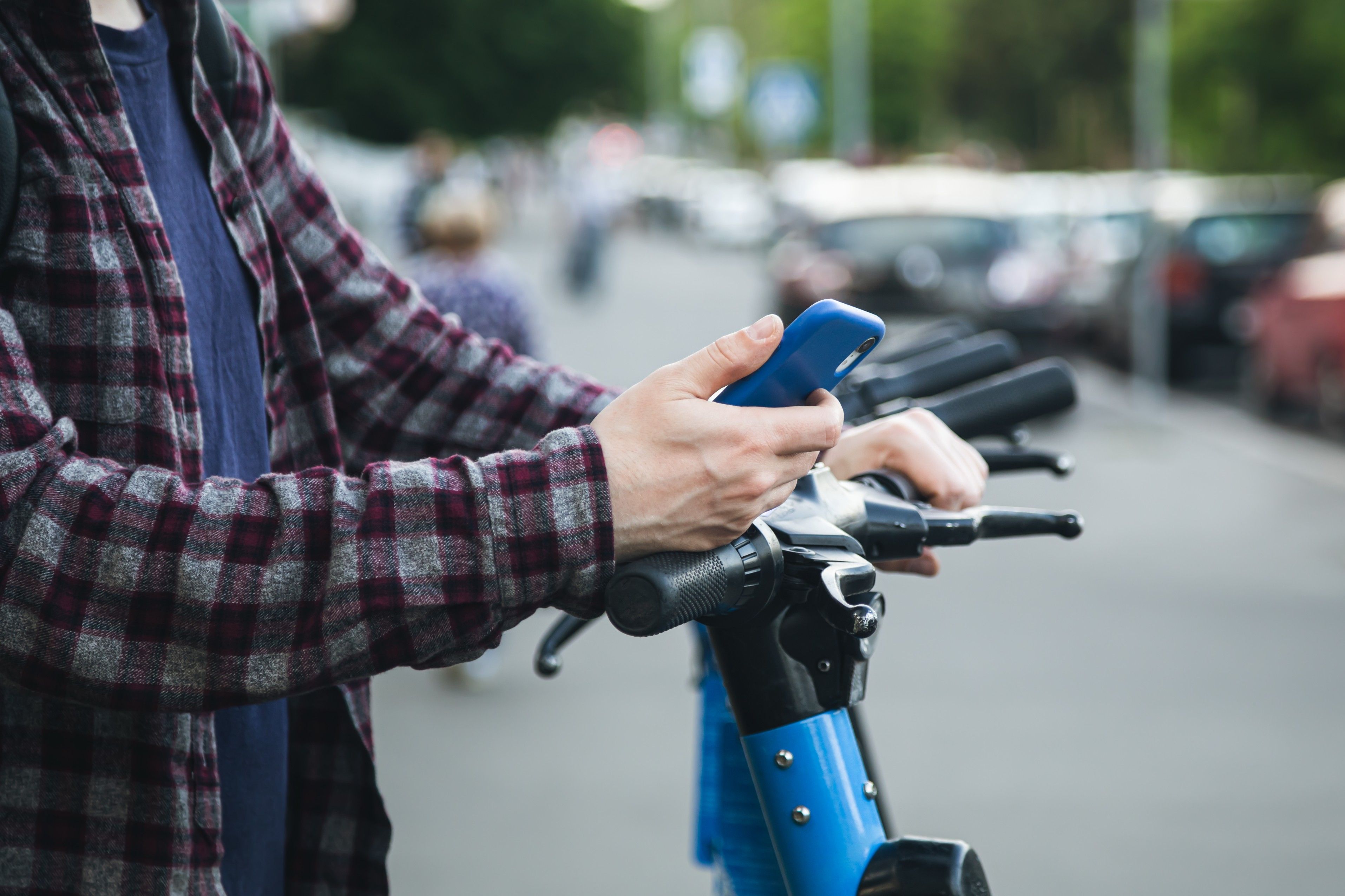 Patinetes e bicicletas compartilhadas são uma boa alternativa para o uso do carro.