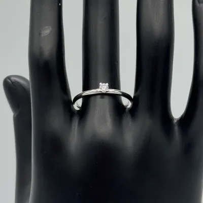 Anello Solitario con un Diamante ct.0,10