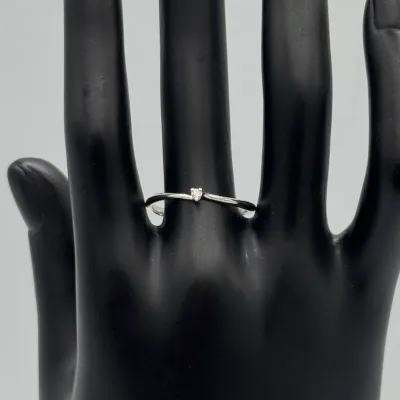 Anello Solitario in oro bianco con un Diamante ct.0,02