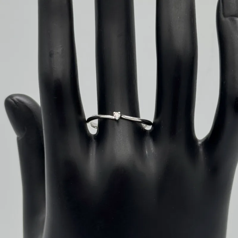 Anello Solitario in oro bianco con un Diamante ct.0,02