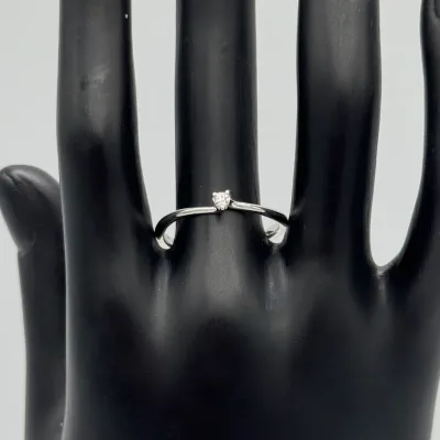 Anello Solitario in oro bianco con un Diamante ct.0,05