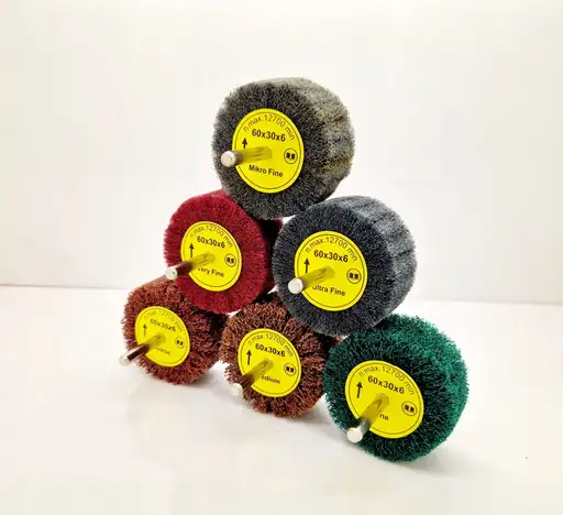 Prodotto: ŚCIERNICA Z WŁÓKNINY NA TRZPIENIU 40x40 MIKRO FINE / P800