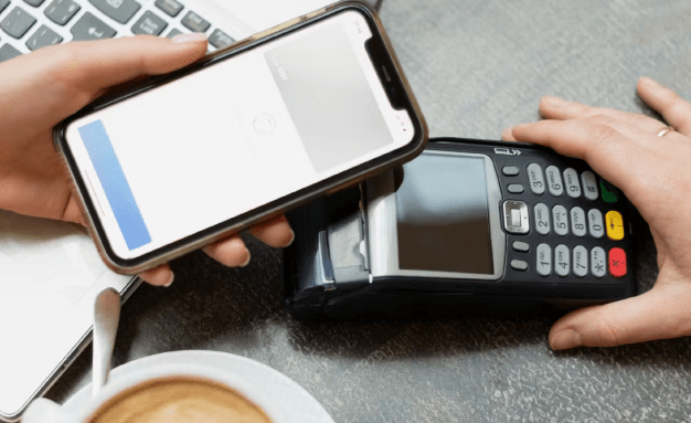 Contactless smartphone payment on a payment terminal