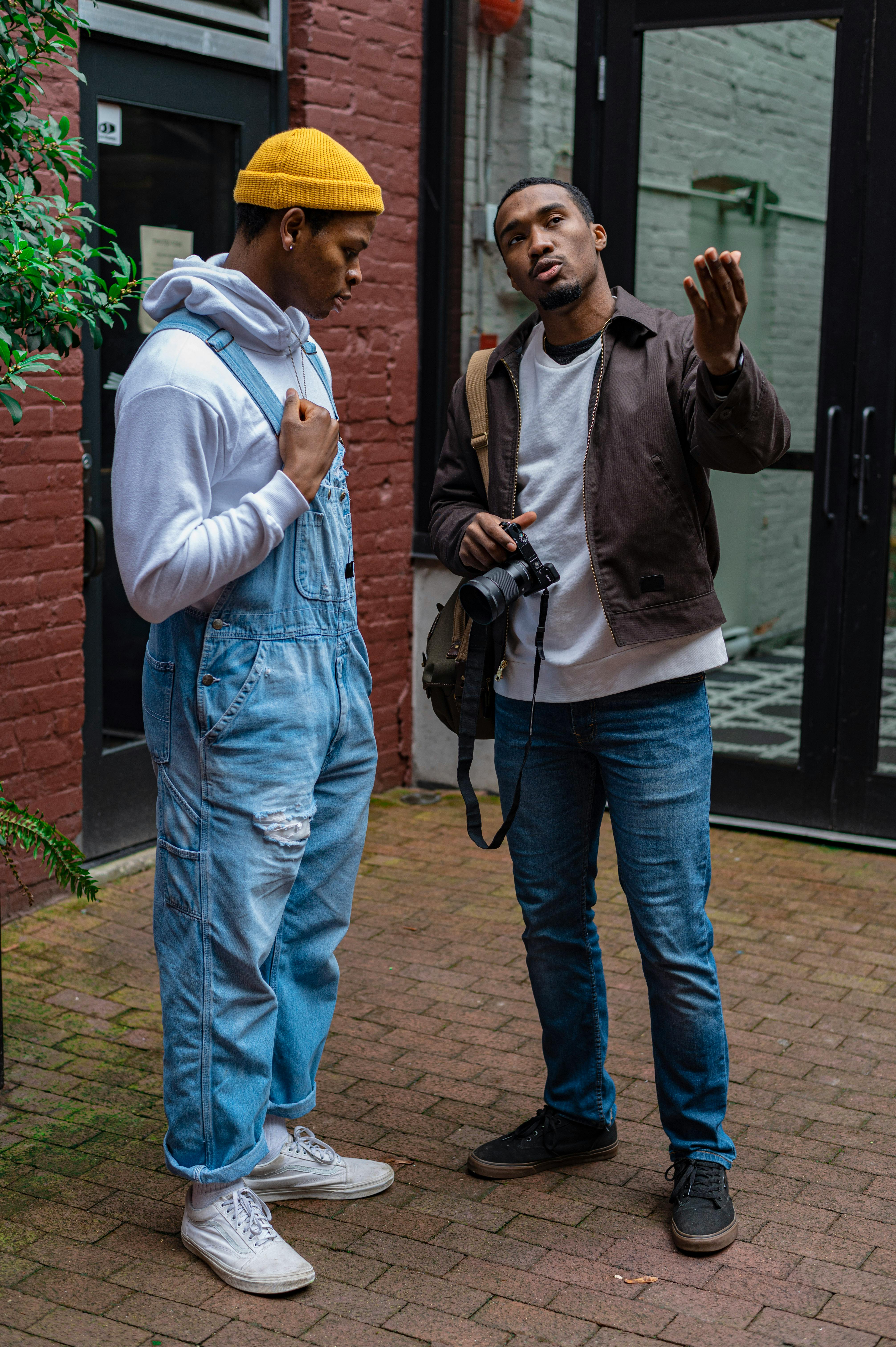 photographer explaining some poses to the model