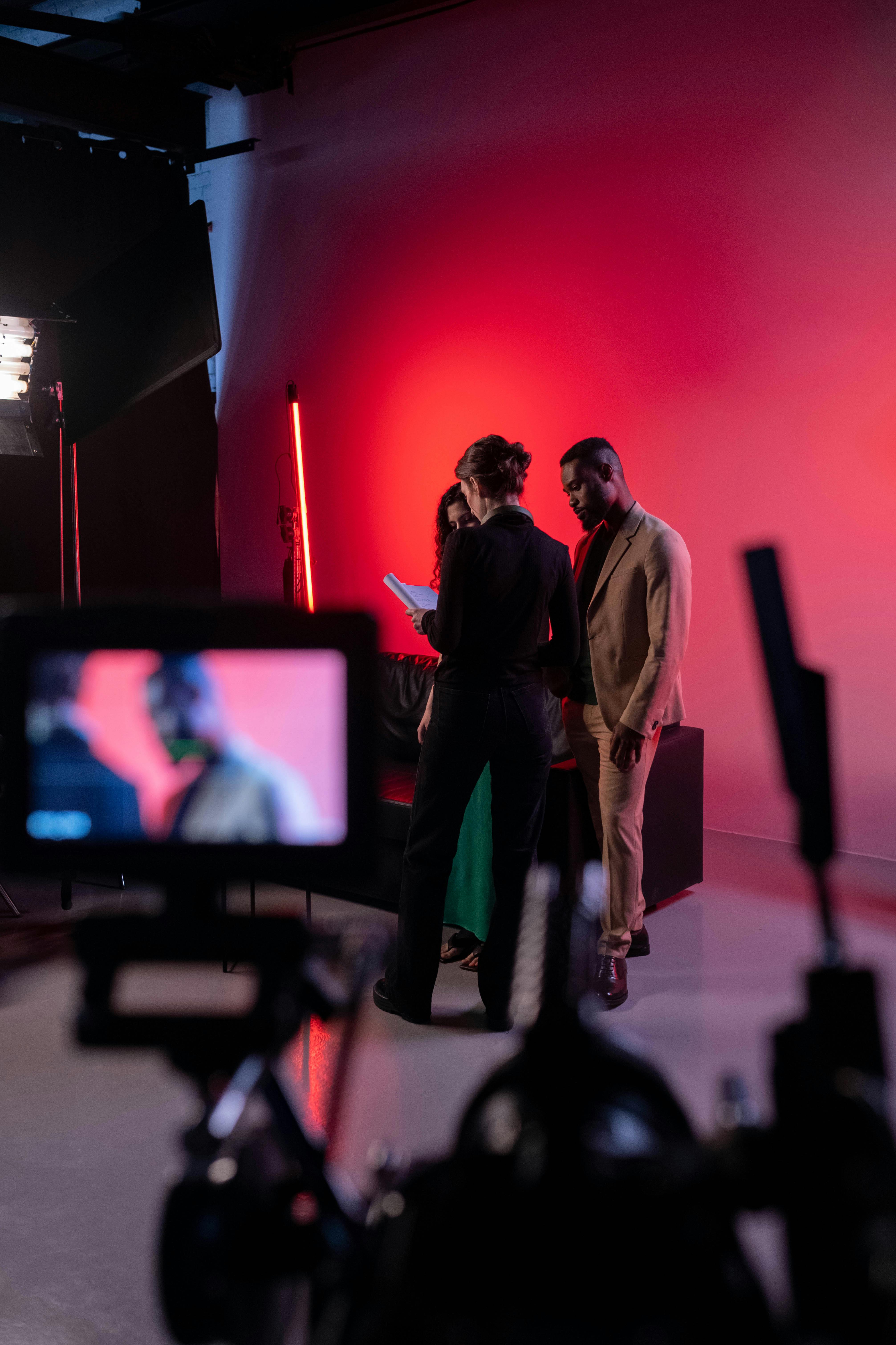 the photographer and the model are talking before doing the photoshoot