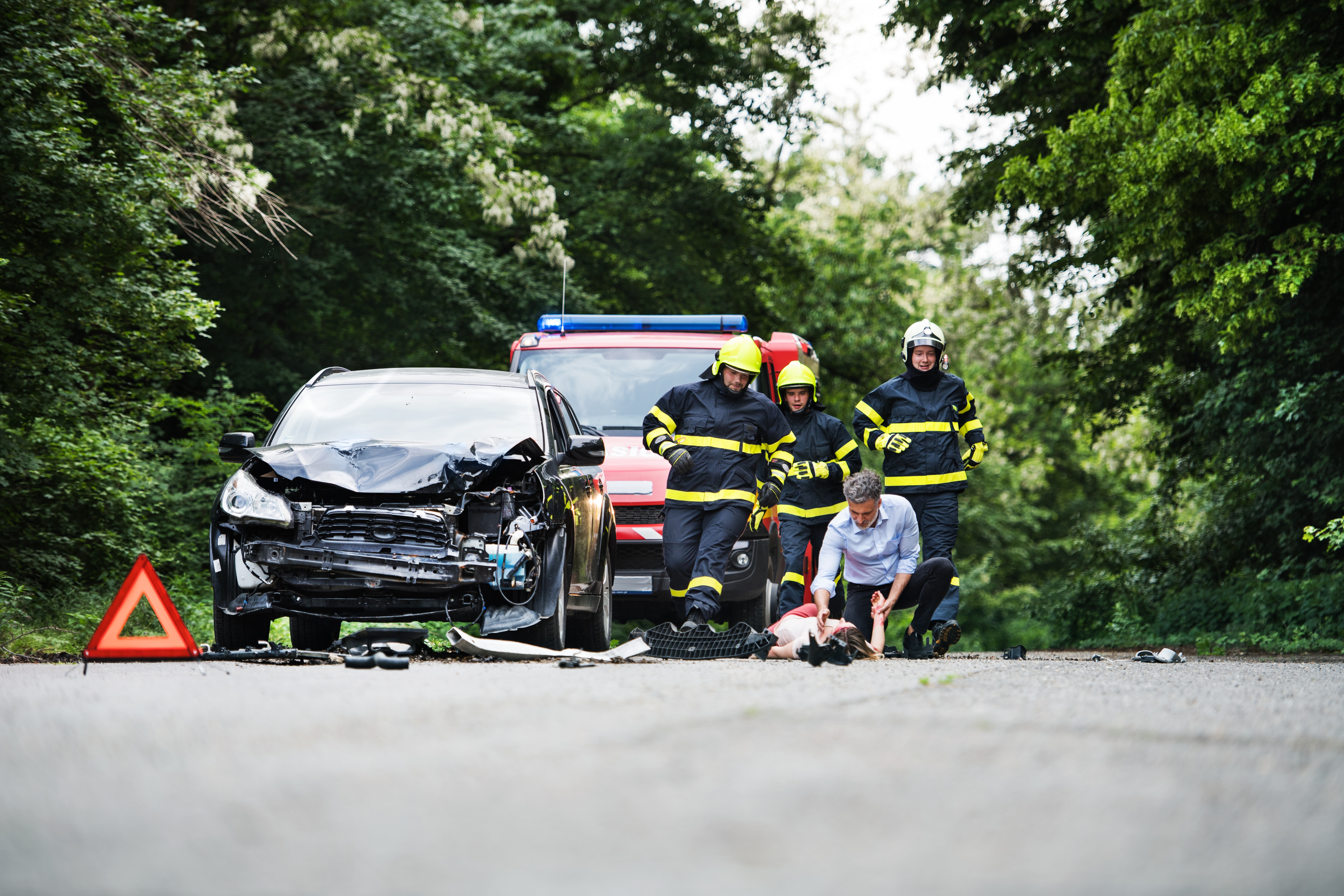 Bomberos rescatando a mujer que tuvo un accidente automovilístico 
