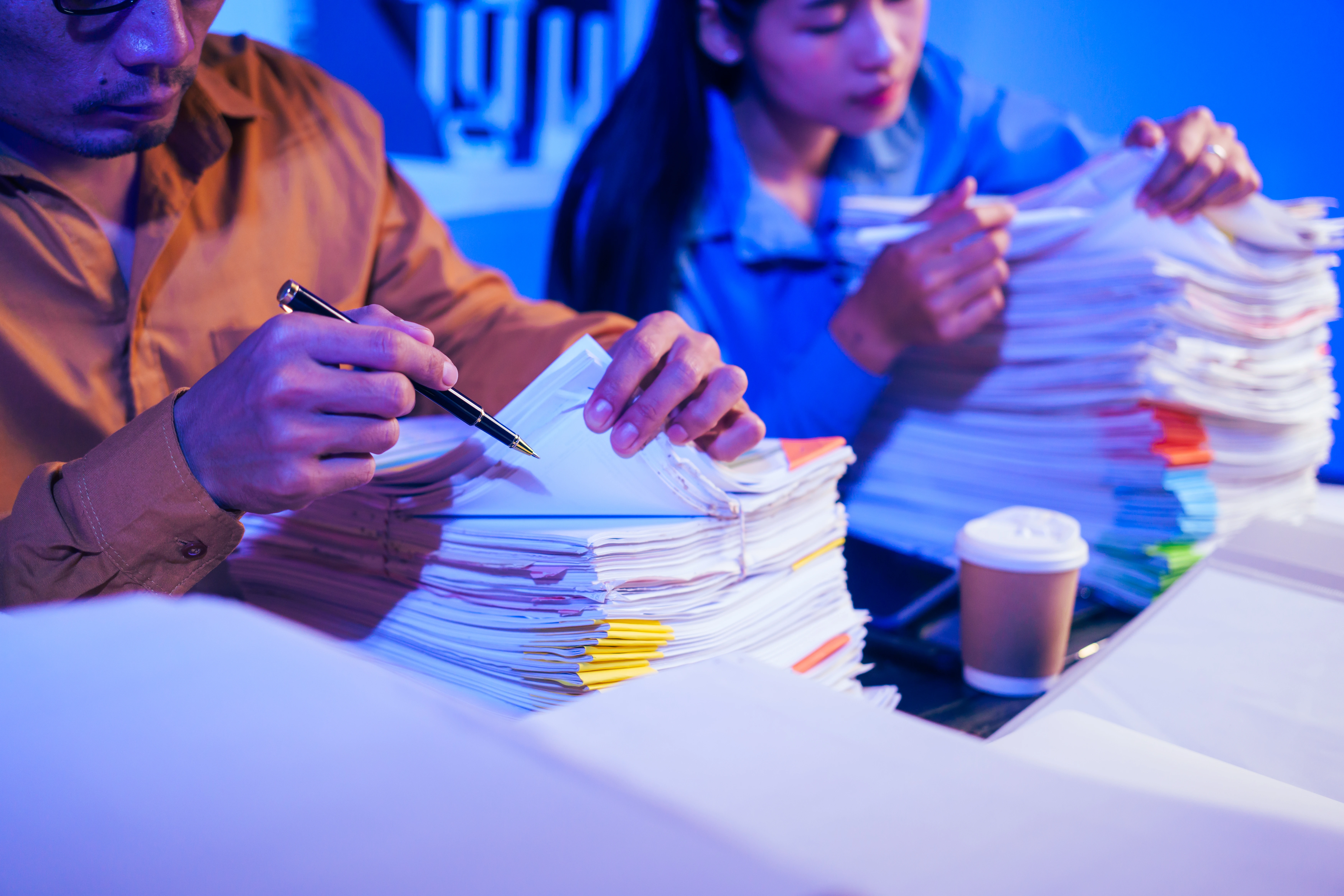 Pareja revisando tarifas Pareja revisando tarifas